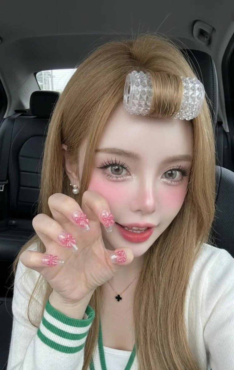 Korean Style Soft-Glam Car Selfie
