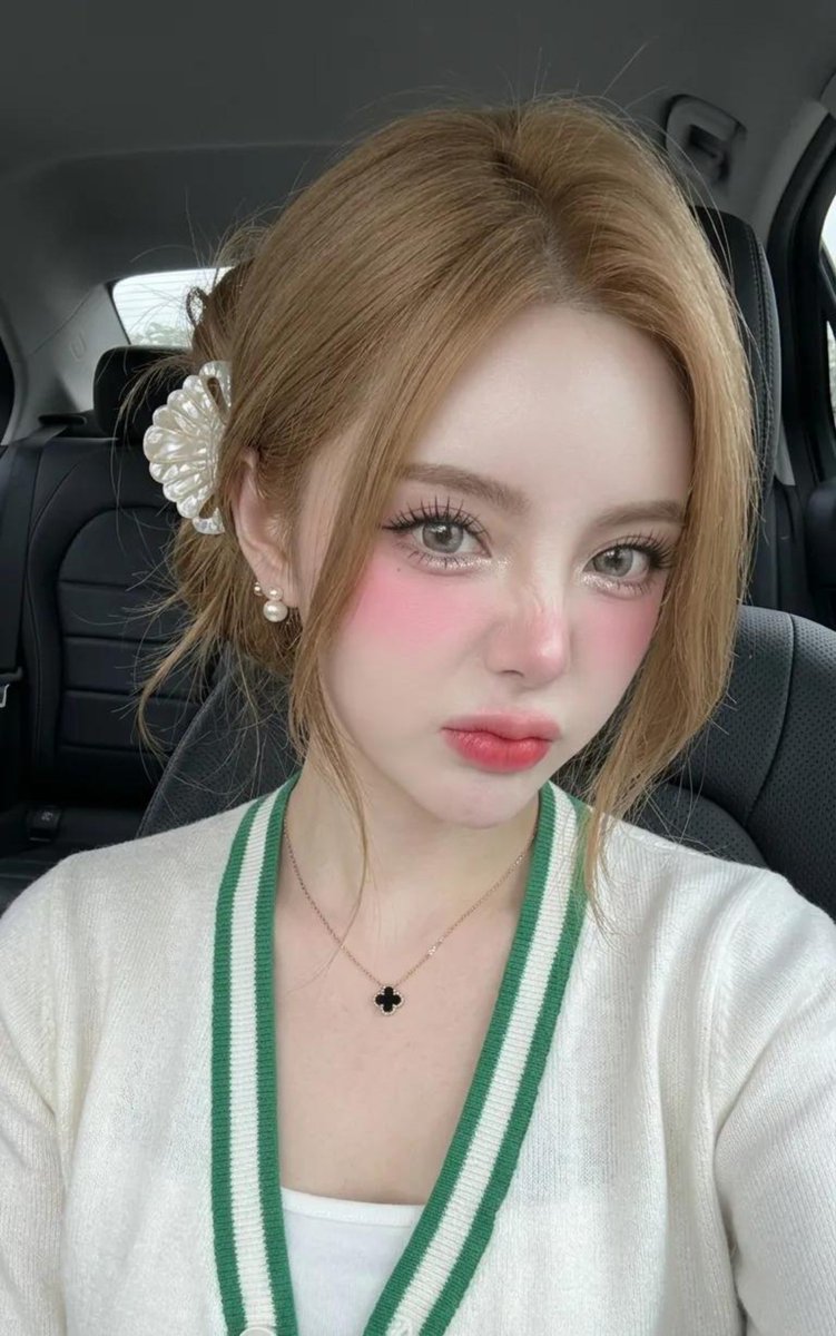 Korean Style Soft-Glam Car Selfie