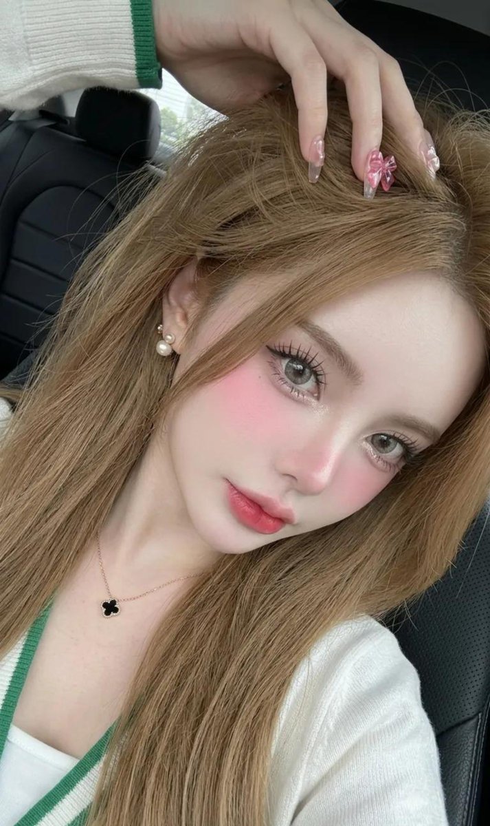 Korean Style Soft-Glam Car Selfie