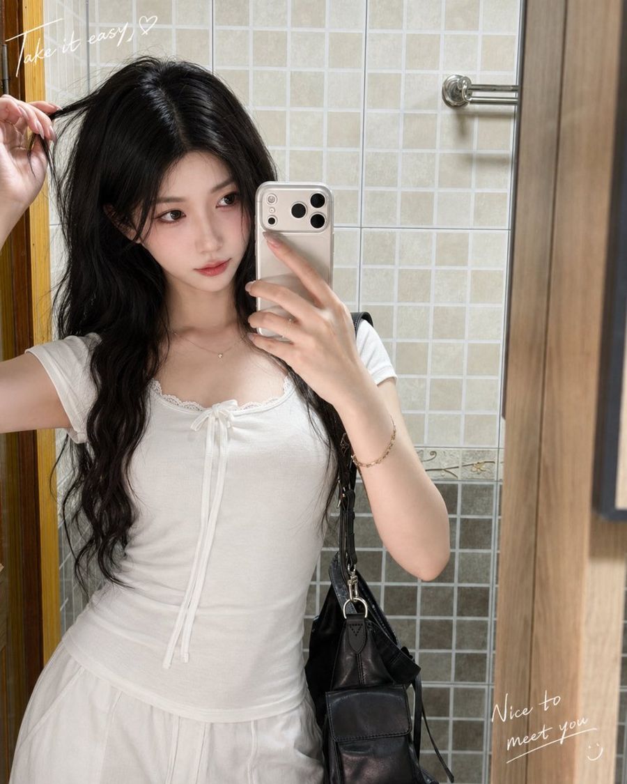 Realistic Korean Mirror Selfie