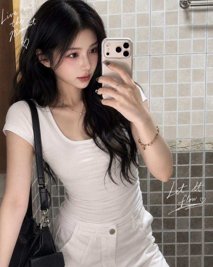 Realistic Korean Mirror Selfie