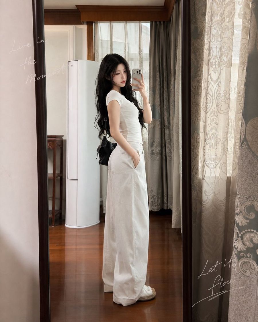 Realistic Korean Mirror Selfie
