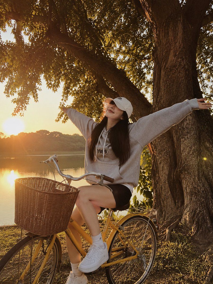 Retrato en bicicleta junto al lago en verano