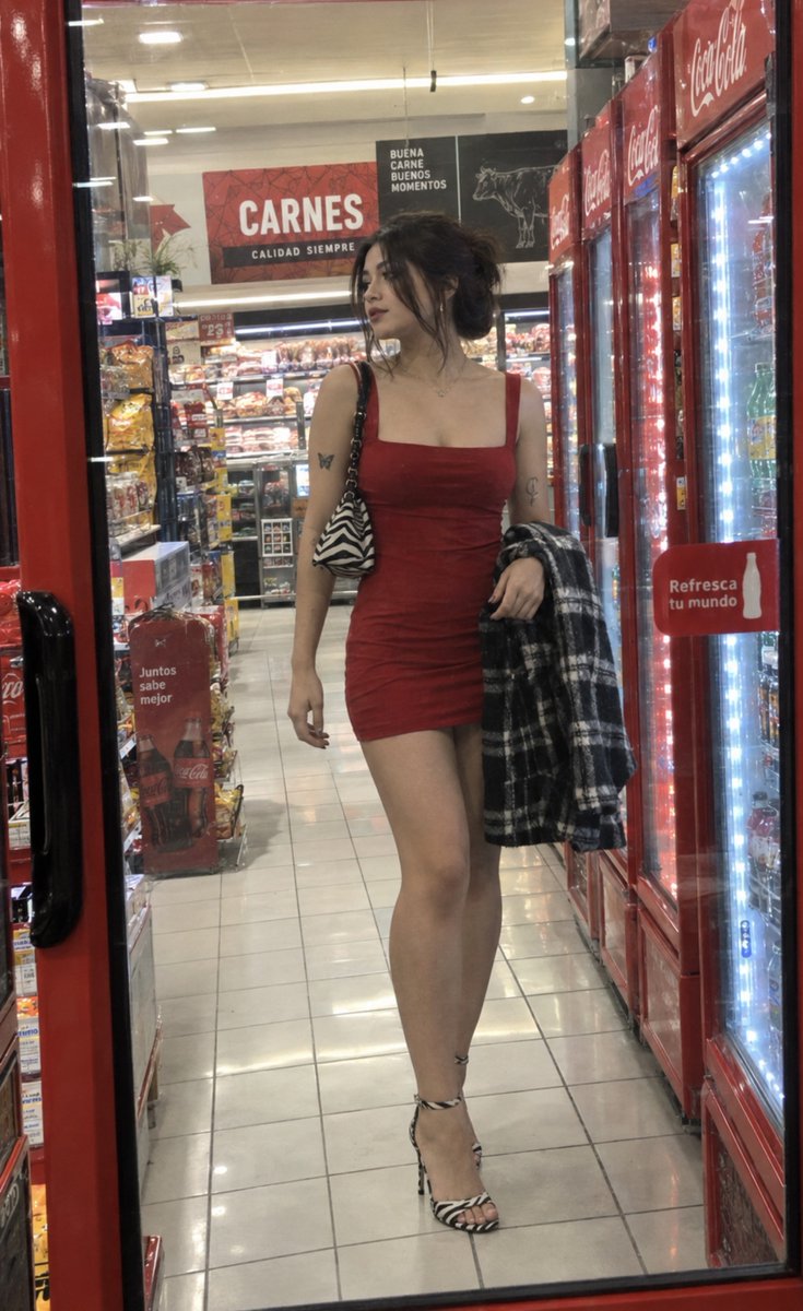 Portrait de mode spontané dans une supérette