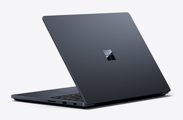 Koyu Gri Modern Laptop Ürün Çekimi