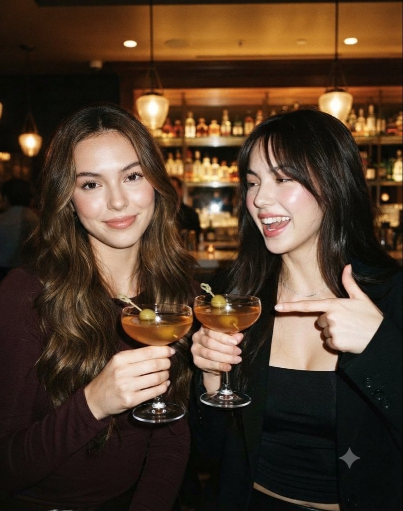 Prompt de Cena Candida em Bar com Duas Mulheres