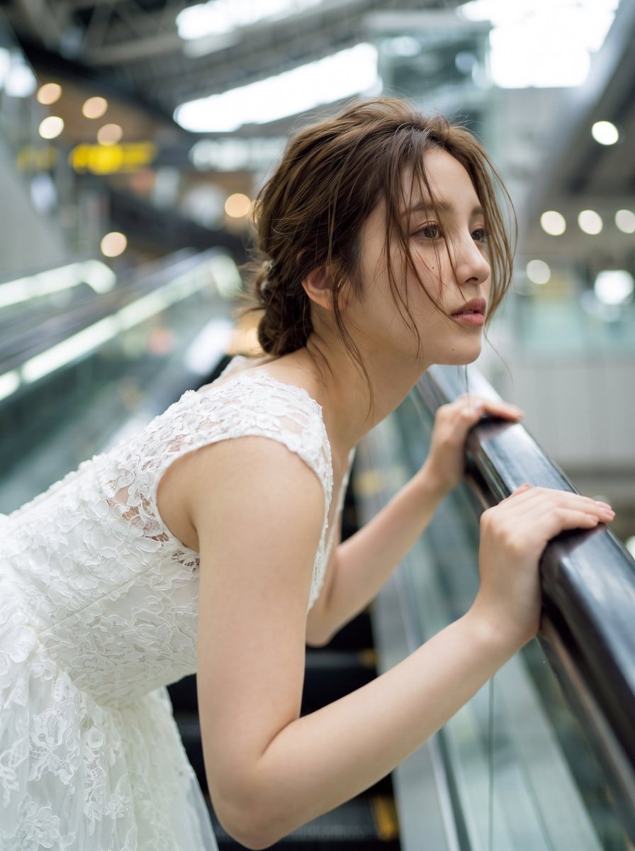 La mariée en robe de rêve sur l'escalator à la gare d'Osaka