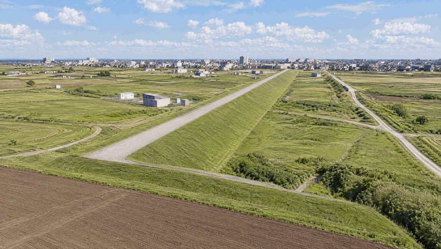 Vue aérienne d'une longue digue en terre