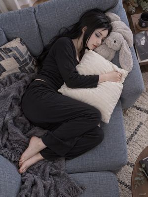 Scatto dall'alto di una persona che dorme sul divano - 2
