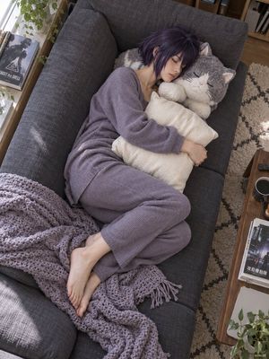 Scatto dall'alto di una persona che dorme sul divano - 3