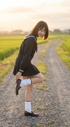Fille regardant sa chaussure sur une route de campagne - 3