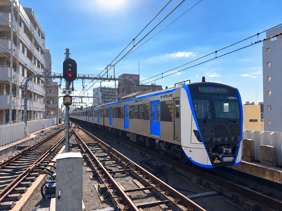 Train de banlieue moderne blanc et bleu
