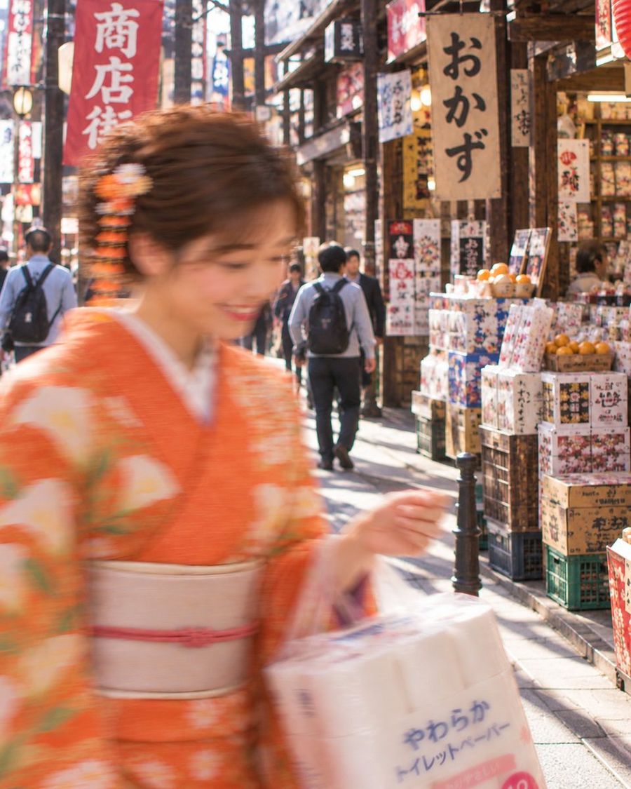 Mujer en Kimono con Desenfoque de Movimiento Comprando