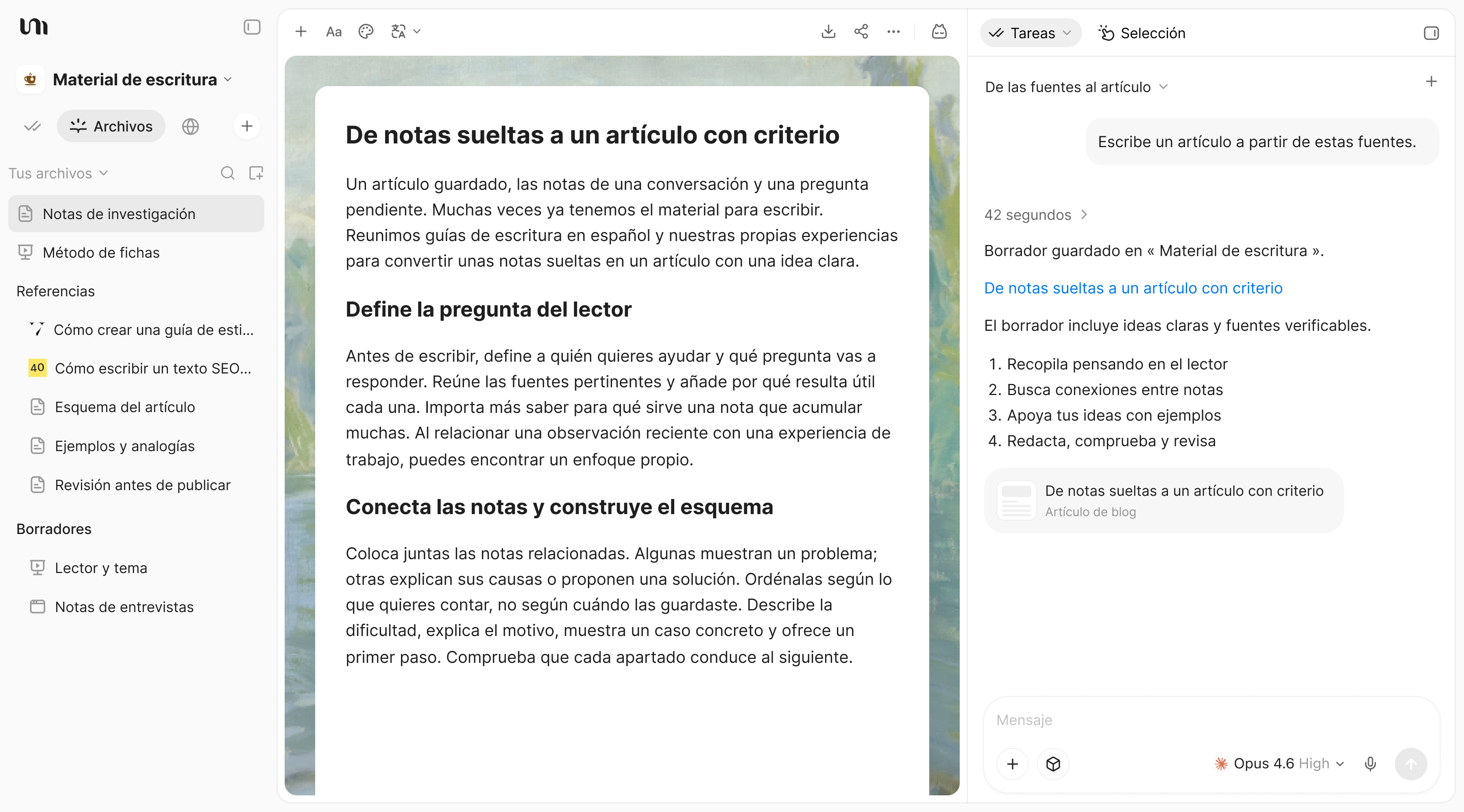 Espacio de escritura de YouMind con un borrador basado en fuentes y una conversación con la IA.