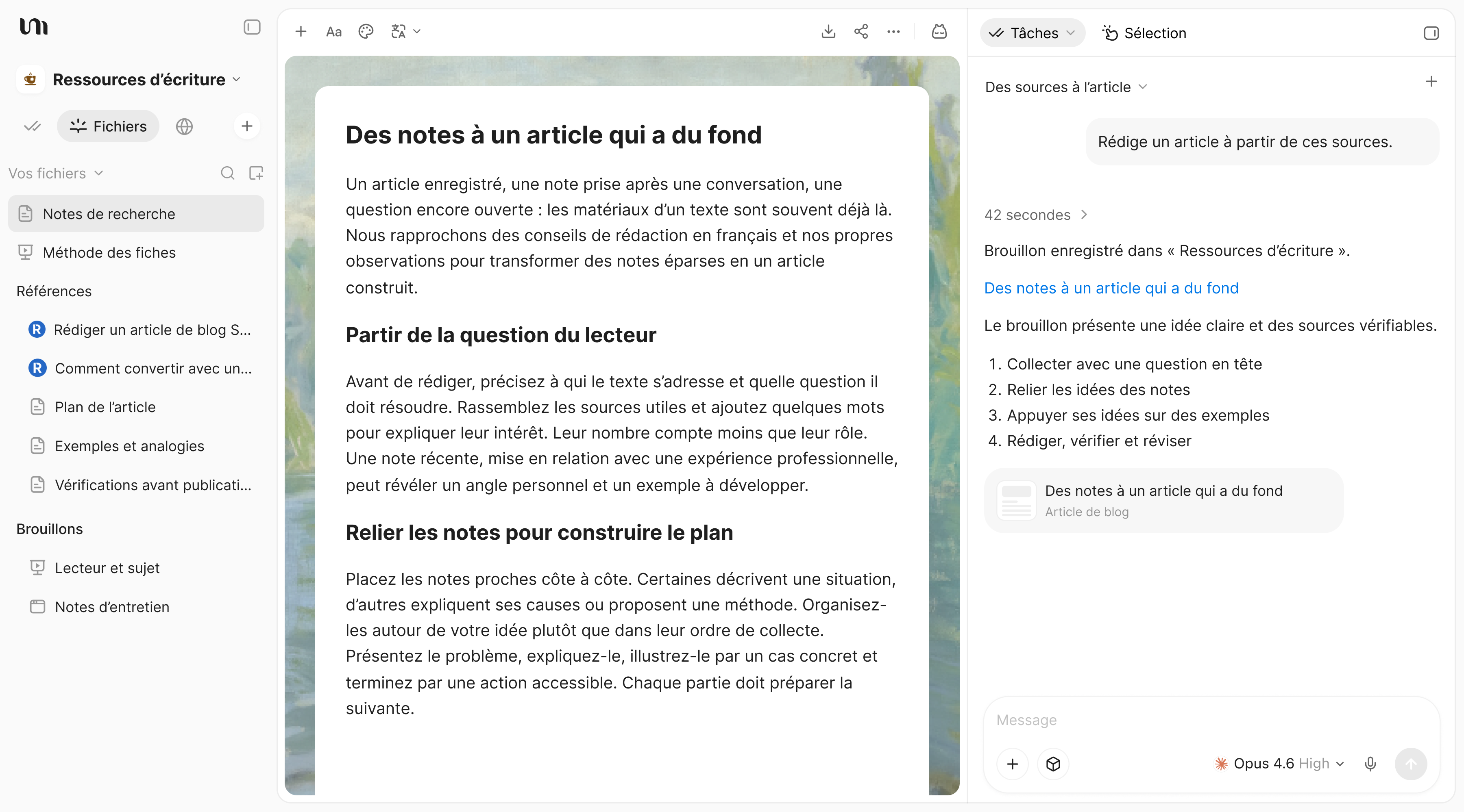 Espace de rédaction YouMind avec un brouillon fondé sur des sources et une conversation avec l’IA.