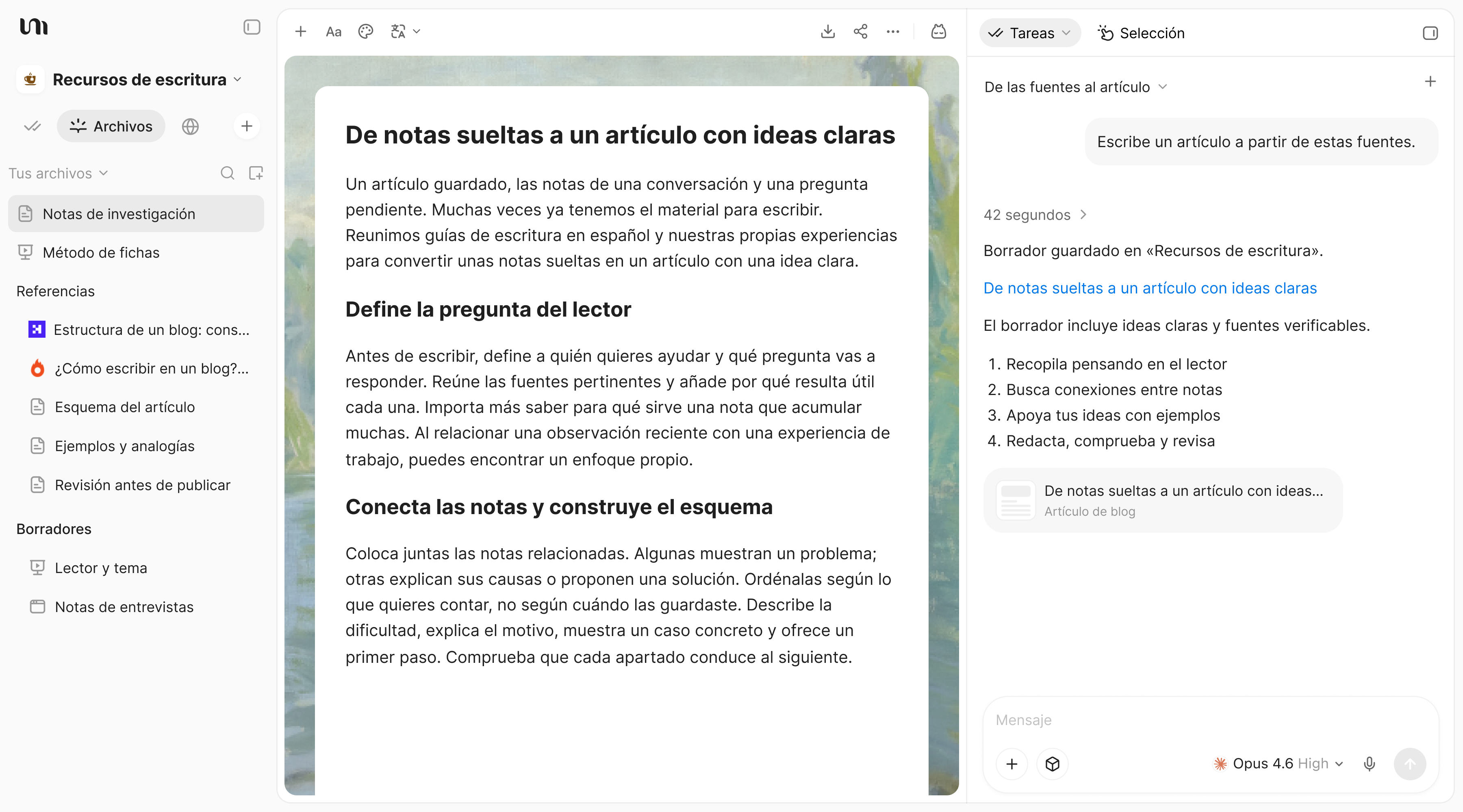 Espacio de escritura de YouMind con un borrador basado en fuentes y una conversación con la IA.