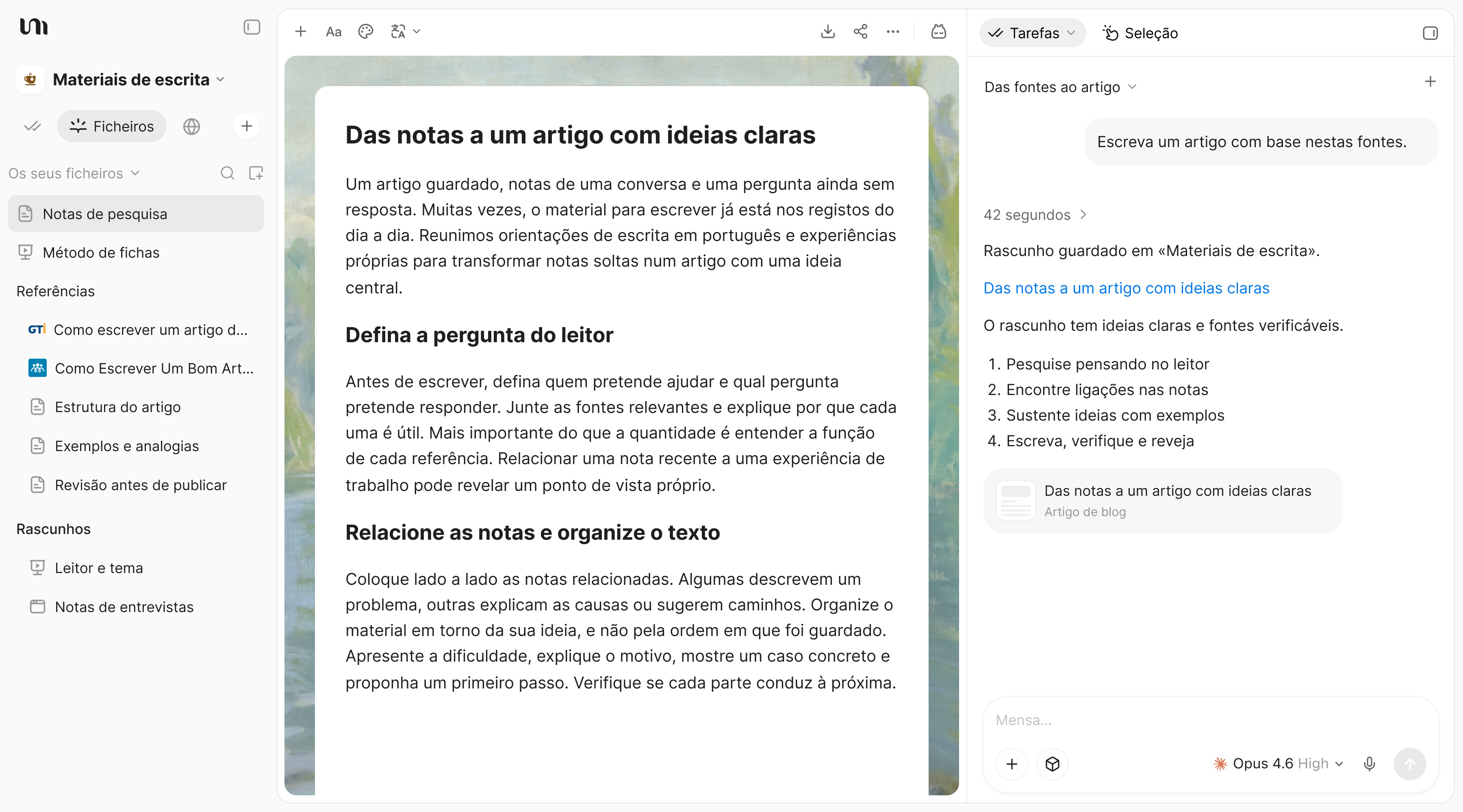 Espaço de escrita do YouMind com um rascunho de blogue baseado em fontes e uma conversa com a IA.
