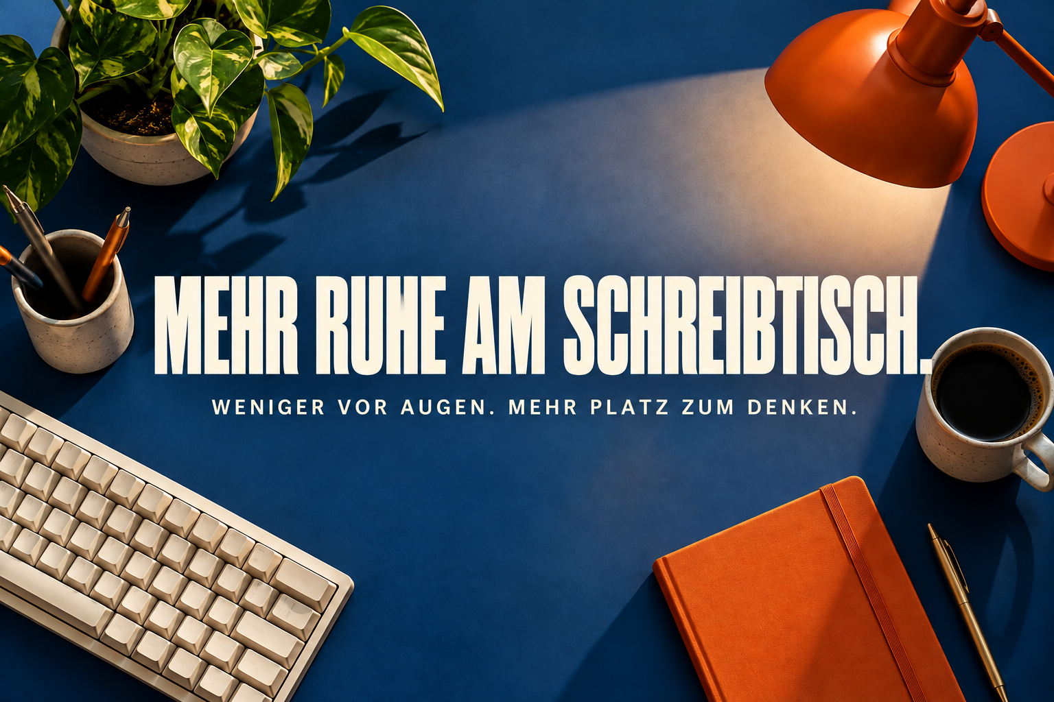 Ruhiger Schreibtisch in Kobaltblau mit cremefarbener Tastatur und orangefarbenem Notizbuch.