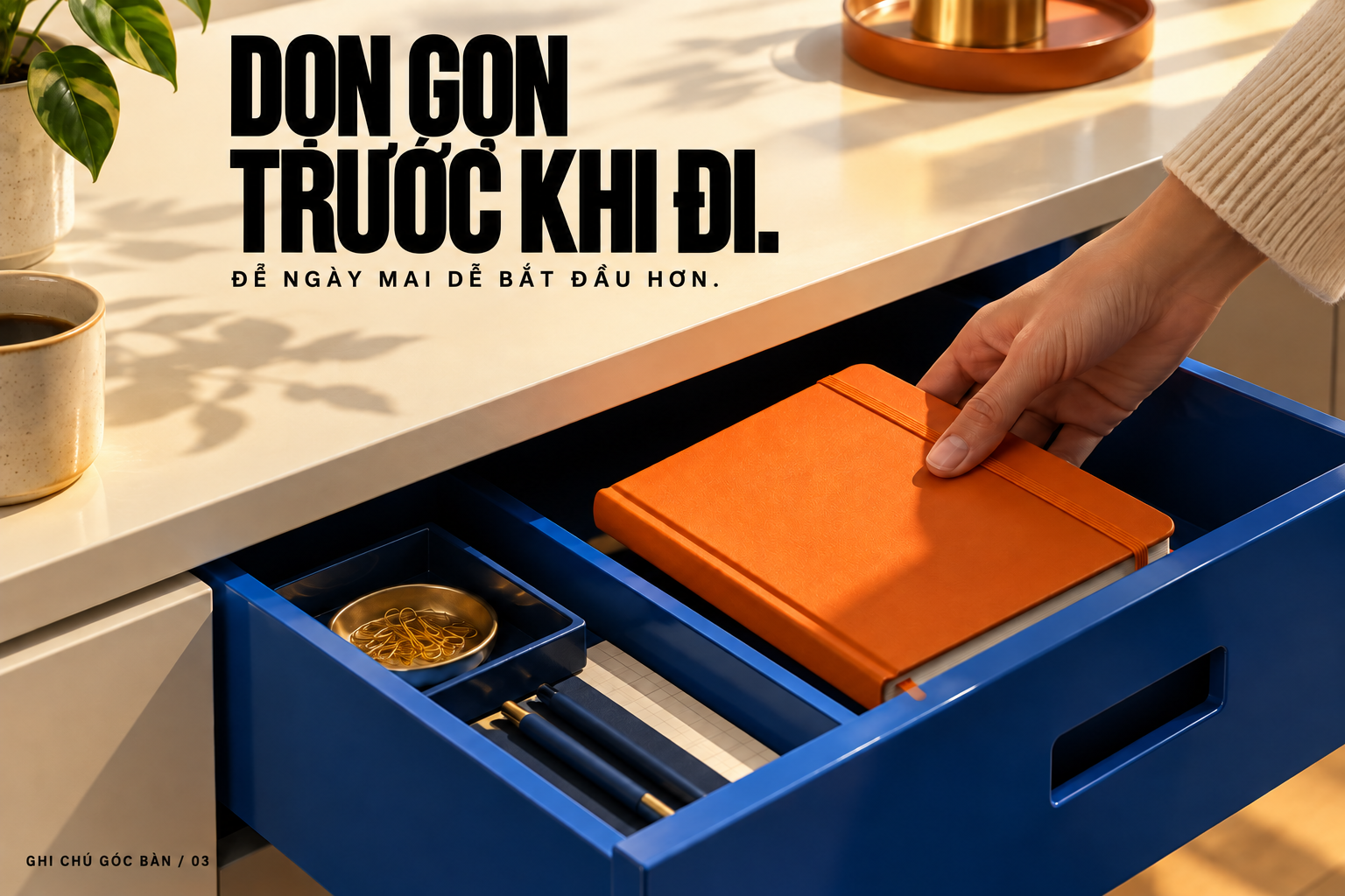 Dọn trước khi đi: cất sổ tay vào ngăn kéo.